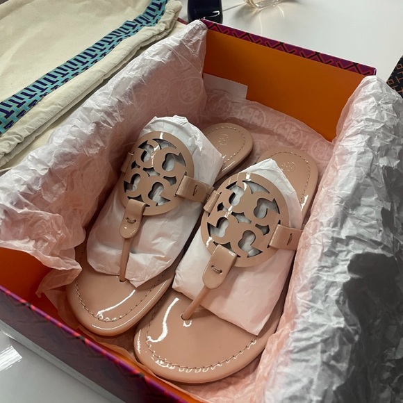 【Tory Burch】MILLER パテント サンダル／シーシェルピンク Tory Burch Women's Miller Pavé Knotted Sandals | Bloomingdale's